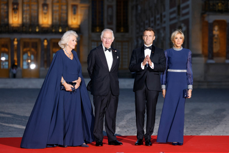 Catherine Marshall présente à l'émission C dans l'air : Charles III : les dessous d’une visite